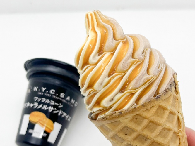 濃厚なキャラメルのコクに包まれちゃう♪セブン限定の『N.Y.C.SAND ワッフルコーン N.Y.キャラメルサンドアイス』実食レポ