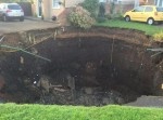 イギリスの住宅街で巨大な穴が！　いったいなぜ？
