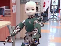 不気味の谷、超えたかな？イタリアの科学者が開発した子供型自律走行ロボット