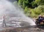 涼しそう！　川辺でバイクの後輪を使って豪快に水浴び！