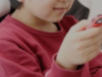 「幼い息子が元気すぎて謝ってばかりの日々。飲食店で騒がないようゲームをさせてたら、常連客たちが...」（群馬県・30代女性）