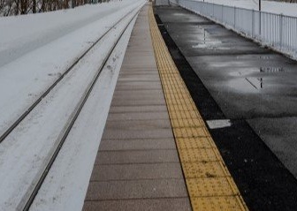 「雪の元旦、一人きりで電車を待つ小学生の私。『お正月だからね』といって駅員さんが...」（愛知県・50代女性）