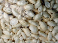 ポン菓子（＋－さん撮影、Wikimedia Commons
