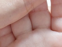 赤ちゃんの〝文字〟すぎる手相に14万人驚嘆　クッキリ浮かぶ一音に「将来有望」「天下取りますよ！」