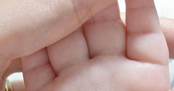 赤ちゃんの〝文字〟すぎる手相に14万人驚嘆　クッキリ浮かぶ一音に「将来有望」「天下取りますよ！」
