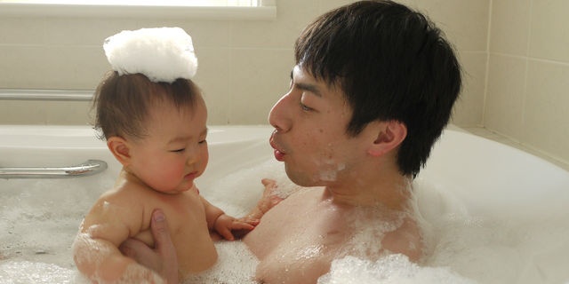 赤ちゃんとお風呂に入る夫