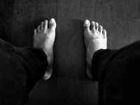 生徒同士が互いの足についたピーナッツバターを舐めあう、とんでもない募金活動に非難殺到