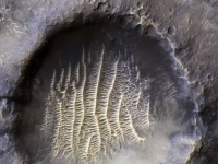 火星の経度0度の基準となったエアリークレーターの鮮明画像