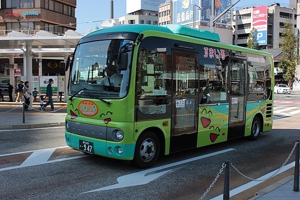 福井市のコミュニティバス「すまいる」西ルート（SONIC BLOOMINGさん撮影、Wikimedia Commonsより）