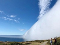 雲が落ちてきた！？海水浴客でにぎわうビーチに巨大な「雲の壁」が出現(イギリス)