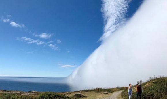 雲が落ちてきた！？海水浴客でにぎわうビーチに巨大な「雲の壁」が出現(イギリス)