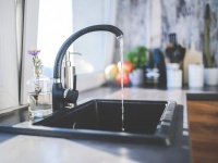 引っ越し先で体調不良となったカップル、トイレの水が蛇口に流れていたことが判明