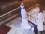 物に当たったらいけません。　丁寧に作られた雪だるまを破壊する女性に天罰が下る！
