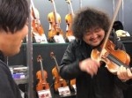 葉加瀬太郎のムダ遣い！？　ユーチューバーと楽器店を訪れて“あの曲”を演奏！
