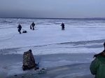 映画のワンシーンみたい！　氷の上で釣りをしていた人たちの脱出劇！