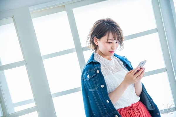 スマホを見つめている女性