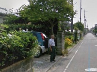妻を待つお父さん（画像は投稿者がGoogleEarthのストリートビュー機能を撮影したもの、編集部で一部トリミング）