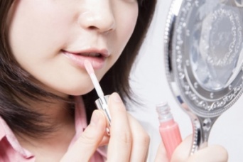 長持ちするグロス・口紅の塗り方～唇のケアから最新リップメイクまで～