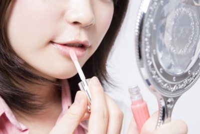 長持ちするグロス・口紅の塗り方～唇のケアから最新リップメイクまで～