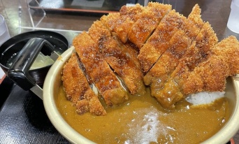 「980円で大盛り？コスパいいじゃん！」→「騙された...」　とある道の駅で提供される「カツカレー」が規格外すぎた。