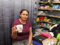 英国のある店主の女性、「紅茶を飲んでいるから忙しい」と強盗を待たせる