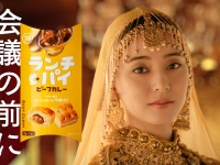 新木優子、湖池屋『ランチパイ』新CMで三変化を披露！“スキマ時間”はスマホゲームに夢中！