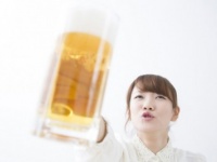 男性が、飲み会でドン引きした「女子のNG行動」6