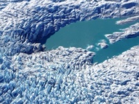 グリーンランドに異変。国内最大の氷河が融け大きな池が観察される