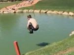 ゴルフコース内の池に飛び込んだらまさかの結果が待っていた。「なぜ飛び込んだ」