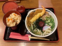 【出張グルメ】Vol.19　駅直結でアクセス抜群！大和八木駅「大和名代うどん つくし」の具だくさんうどん！奈良県・橿原市