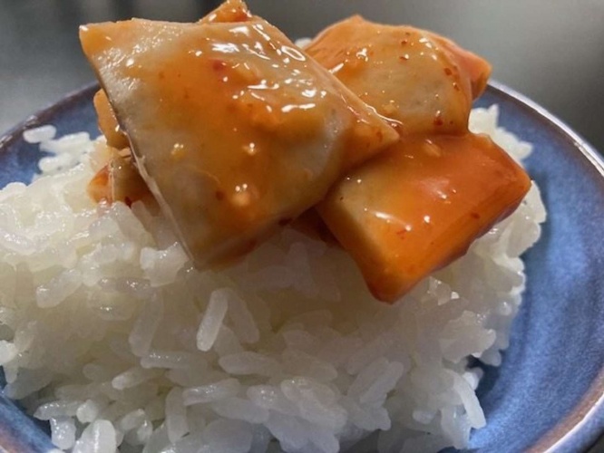 ご飯に乗せた「子姫芋キムチ」