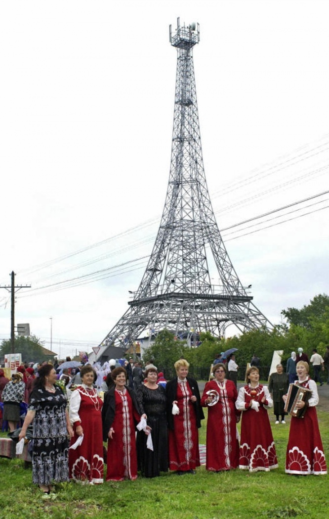 Artists dressed traditionally Russian co