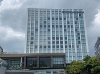 ホテルメトロポリタン仙台イーストの壁面に描かれたむすび丸の顔　（画像提供：ホテルメトロポリタン仙台）