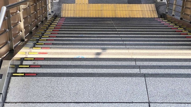 歩きスマホの男が後ろから...(画像はイメージです)