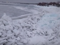 その高さ10メートル！激しい寒波が襲ったアメリカに「氷の津波」が襲来
