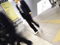 スニーカー通勤のイメージ（i_yudaiさん撮影、Flickerより）