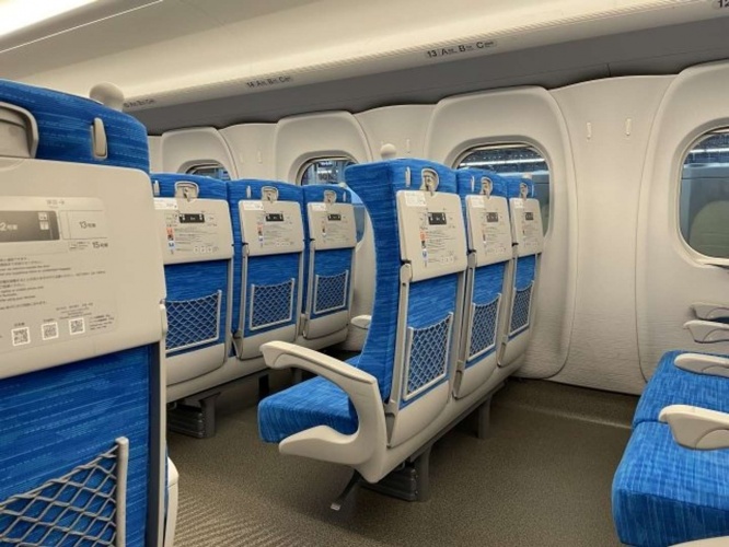 新幹線で駅弁を食べる時は...(画像はphotoAC)