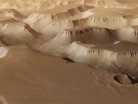 火星のリアルが目の前に広がる。マリネリス峡谷「夜の迷宮」の壮大な景色を巡る映像