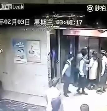 エレベーターに蹴り
