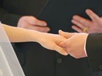 「周囲の結婚で意識」が多い!?　結婚を現実的に考えはじめるきっかけ・4選