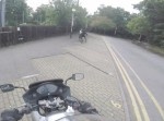 ひったくり現場に遭遇したバイク乗り！⇒　バイクで追いかけると思いきや…