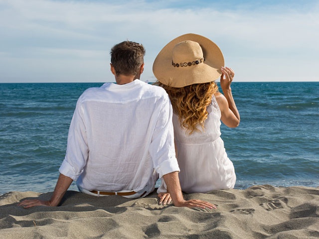 海を見つめるカップル