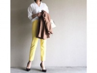 まわりとかぶらないイエローのクロップドパンツで、鮮度UP！　＃東京365日コーデ