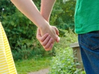 彼以外の男性に手をつながれたら、女子はどんな対応をとる？　「怒って拒否……8％」