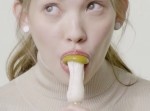 ペロペロお舐め。きのこ飴を“美女がナメナメ”する動画がどうかしてる