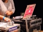 【衝撃動画】爆乳をレコードに乗せ、おっぱいスクラッチ！