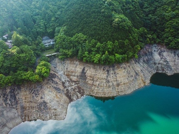 断崖絶壁に廃校舎が、ぽつん。　ドローンが撮影した圧巻の景色に反響「浮かんでいるのかと思った」