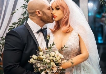 嫁のラブドールが壊れ、クリスマスを共に過ごせないと心配するボディービルダー（カザフスタン）