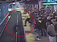 酔っ払い男性が線路に転落！危機一髪で男性を救った鉄道職員（アメリカ）