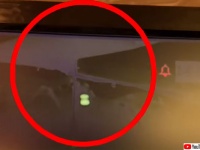 イギリスのパブの監視カメラがとらえた緑色の発光物体を持ち運びながらうろついている幽霊らしき人影